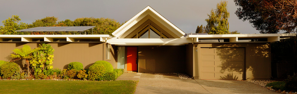 Modelo de fachada de casa marrón retro de tamaño medio de una planta con revestimiento de estuco y tejado plano