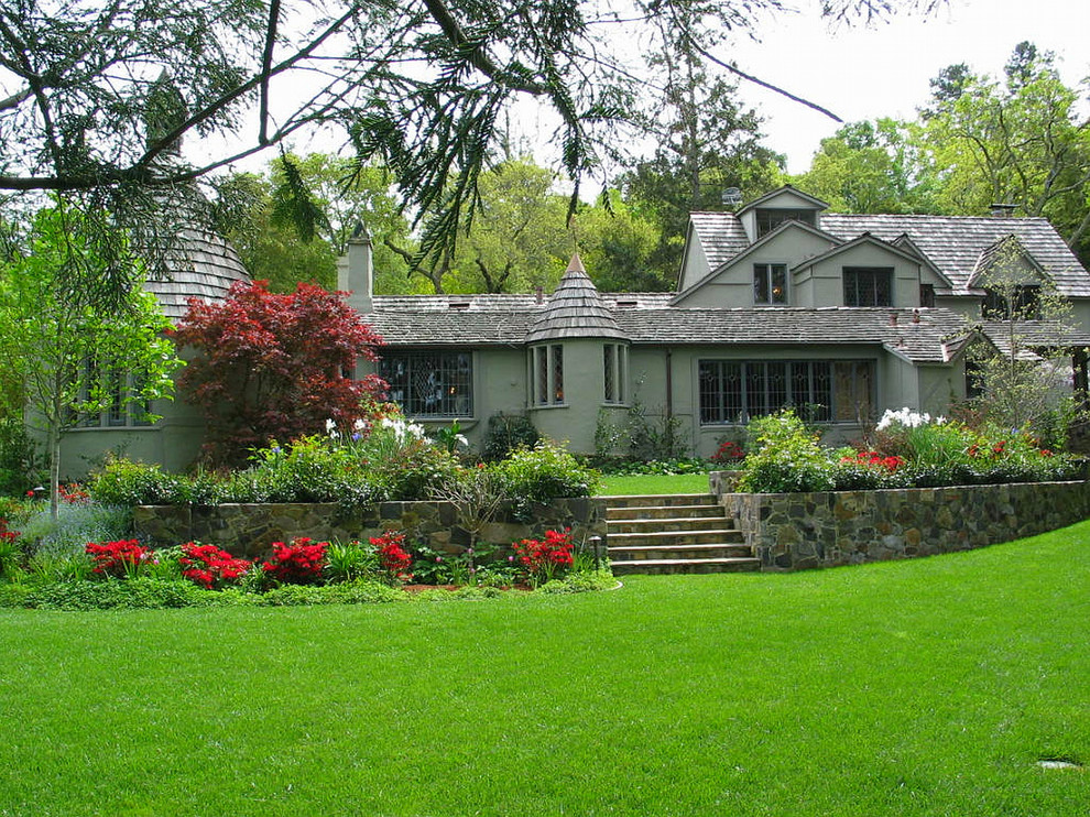 Immagine della facciata di una casa ampia verde american style a due piani con rivestimento in stucco