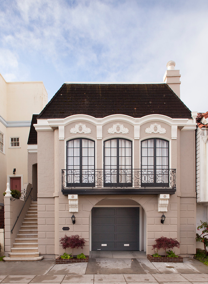 Diseño de fachada beige clásica de dos plantas con tejado a cuatro aguas