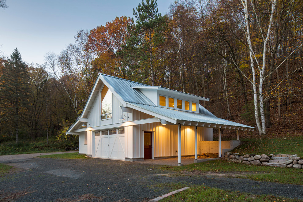 Foto de fachada blanca de estilo de casa de campo pequeña de dos plantas con revestimiento de madera y tejado de metal