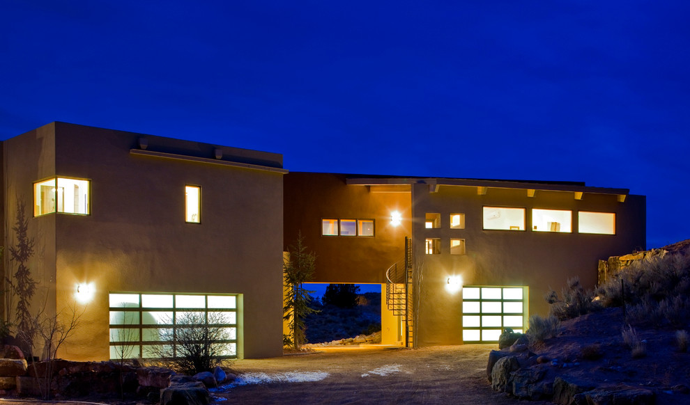 Идея дизайна: большой, двухэтажный, коричневый дом в современном стиле с облицовкой из цементной штукатурки