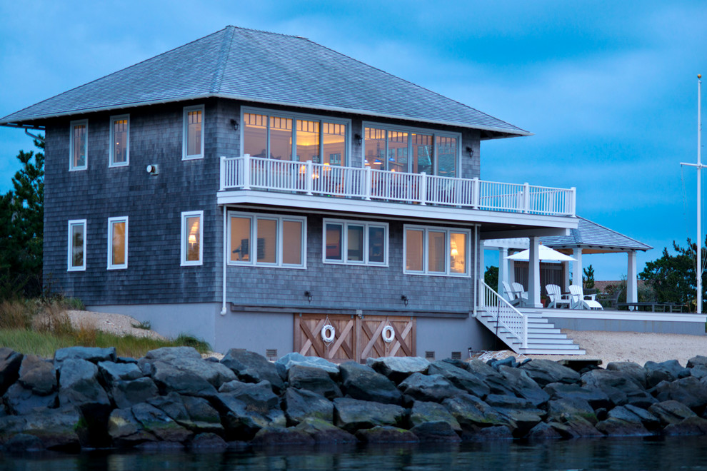 Idee per la casa con tetto a falda unica grande grigio stile marinaro a due piani con rivestimento in legno