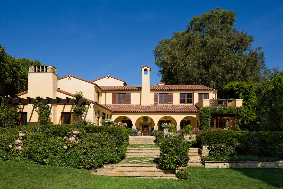 Zweistöckiges Mediterranes Haus mit beiger Fassadenfarbe in Los Angeles