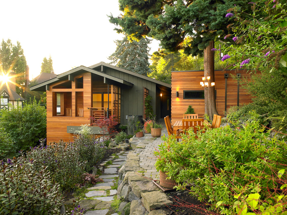 Стильный дизайн: деревянный, разноцветный частный загородный дом в стиле ретро с двускатной крышей - последний тренд