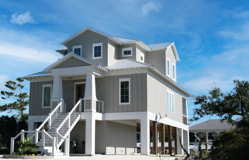 Immagine della facciata di una casa grigia stile marinaro a tre piani