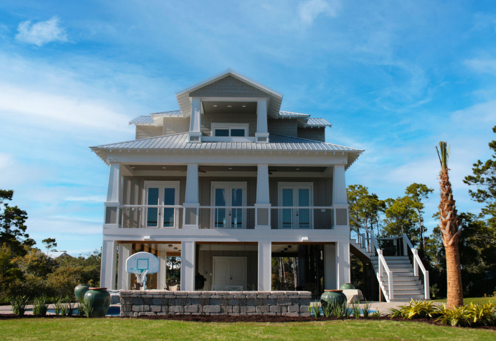 Стильный дизайн: трехэтажный, серый дом в морском стиле - последний тренд