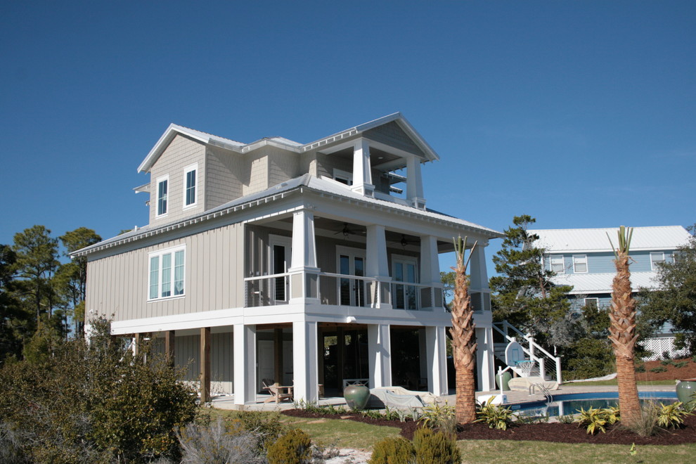 Cette photo montre une façade de maison grise bord de mer à deux étages et plus.