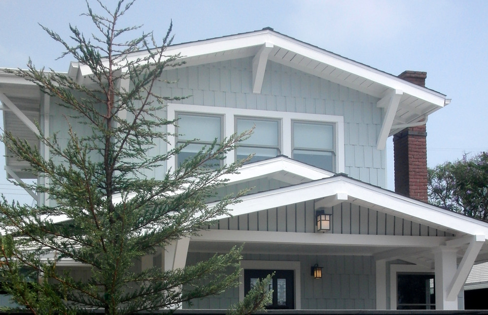 Mittelgroße, Zweistöckige Rustikale Holzfassade Haus mit blauer Fassadenfarbe in Los Angeles