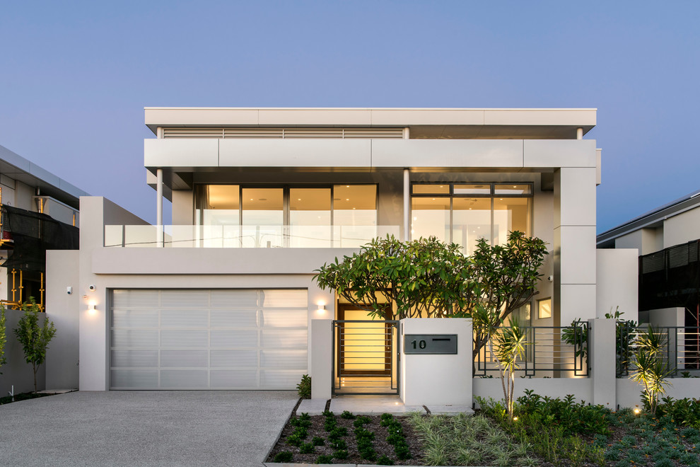 Ejemplo de fachada beige contemporánea de dos plantas con revestimientos combinados y tejado plano
