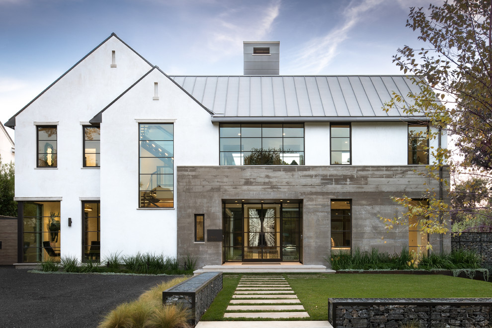 Идея дизайна: большой, двухэтажный, разноцветный частный загородный дом в стиле модернизм с комбинированной облицовкой, двускатной крышей и металлической крышей