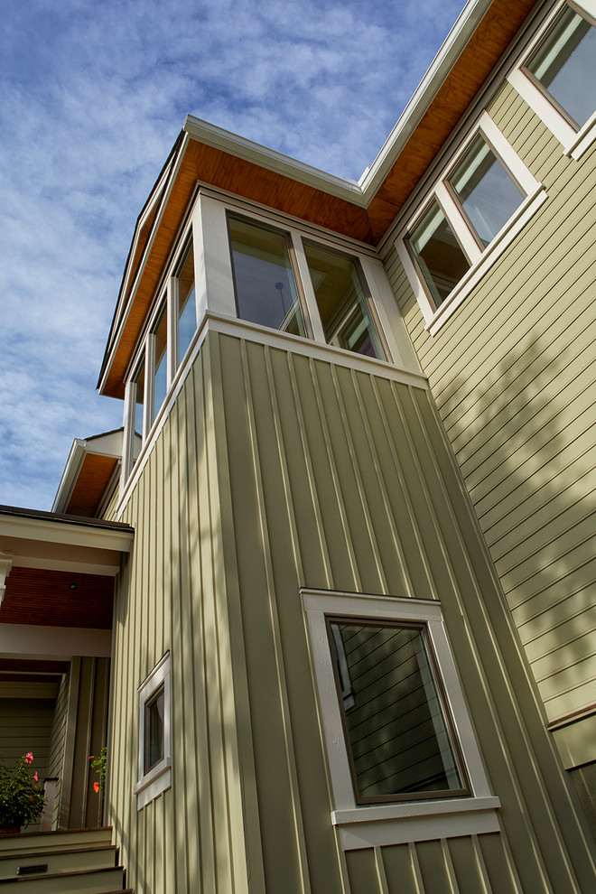 Источник вдохновения для домашнего уюта: двухэтажный, зеленый дом среднего размера в современном стиле с облицовкой из ЦСП
