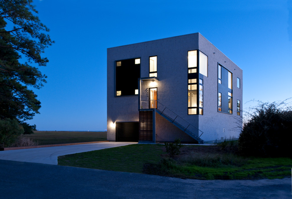 Idées déco pour une façade de maison beige moderne en bois de taille moyenne et à deux étages et plus avec un toit plat.