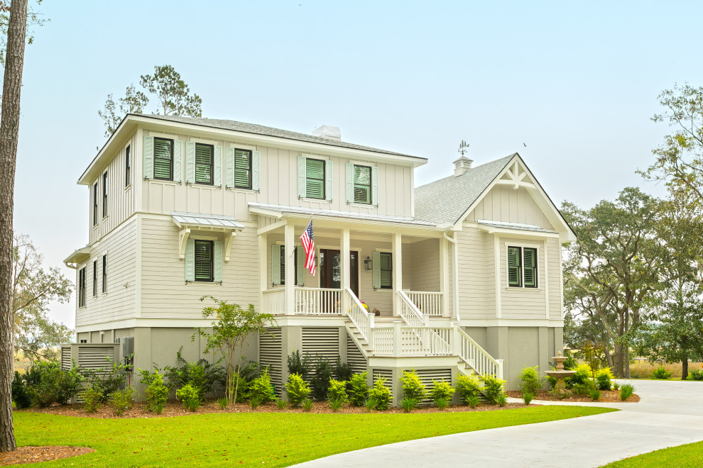 Zweistöckiges Maritimes Einfamilienhaus mit grauer Fassadenfarbe, Satteldach und Schindeldach in Charleston