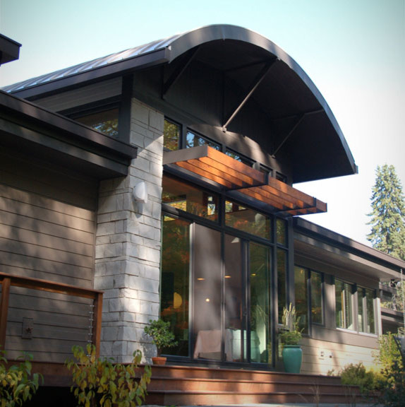 Idee per la villa grande beige moderna a un piano con rivestimento in pietra e tetto piano