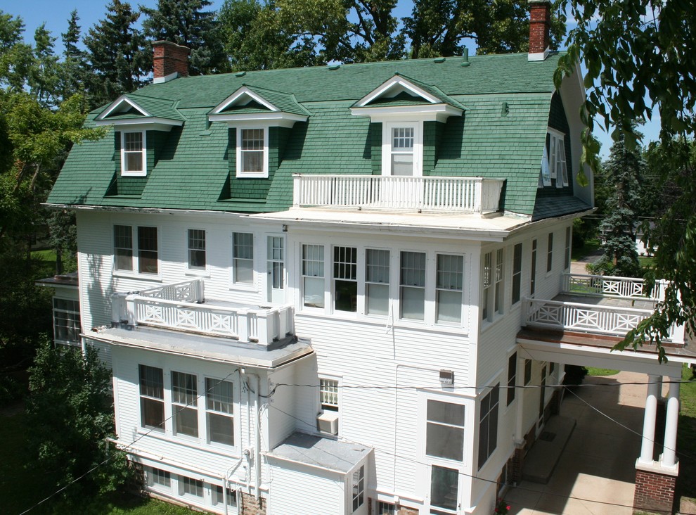 Foto della facciata di una casa classica con tetto a mansarda