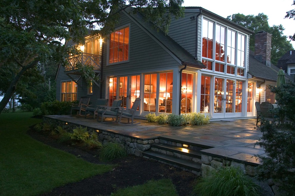 Exemple d'une façade de maison grise chic en bois de plain-pied avec un toit à deux pans.