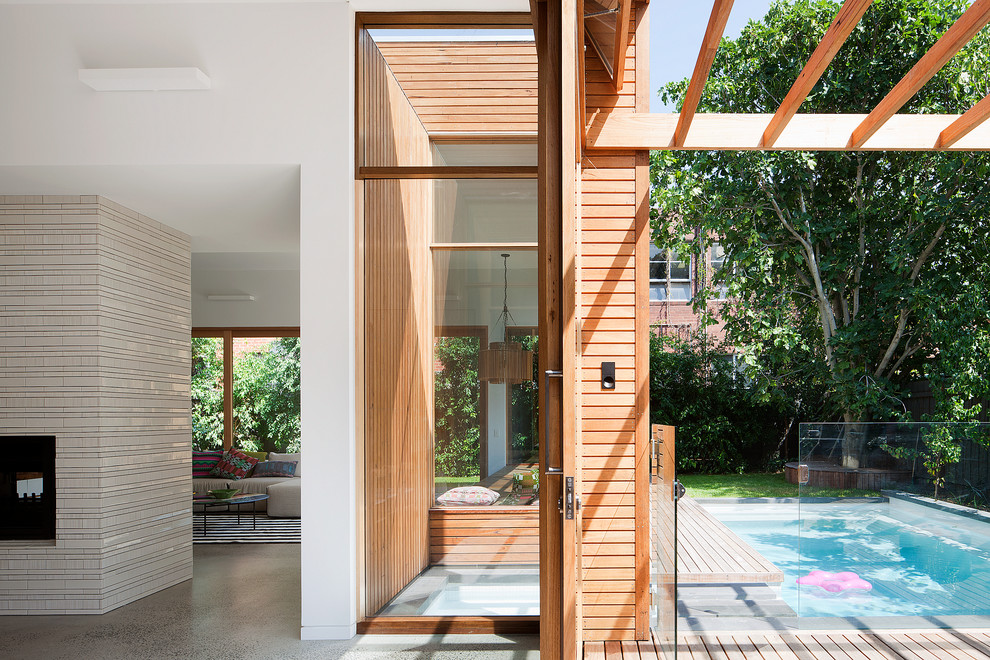 Ispirazione per la facciata di una casa contemporanea a un piano di medie dimensioni con rivestimento in legno e tetto piano
