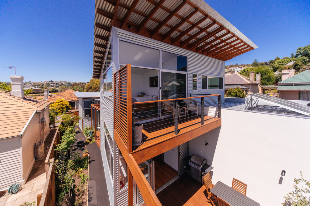 Zweistöckiges Modernes Haus mit Metallfassade in Hobart