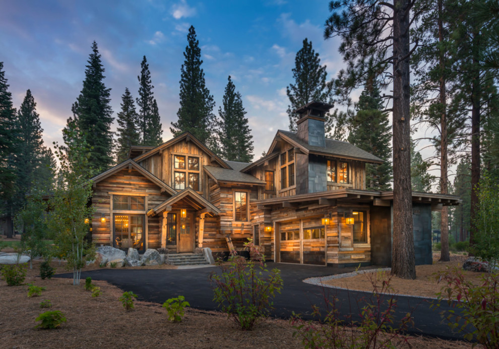 Свежая идея для дизайна: большой, двухэтажный, деревянный, коричневый дом в стиле модернизм с двускатной крышей для охотников - отличное фото интерьера