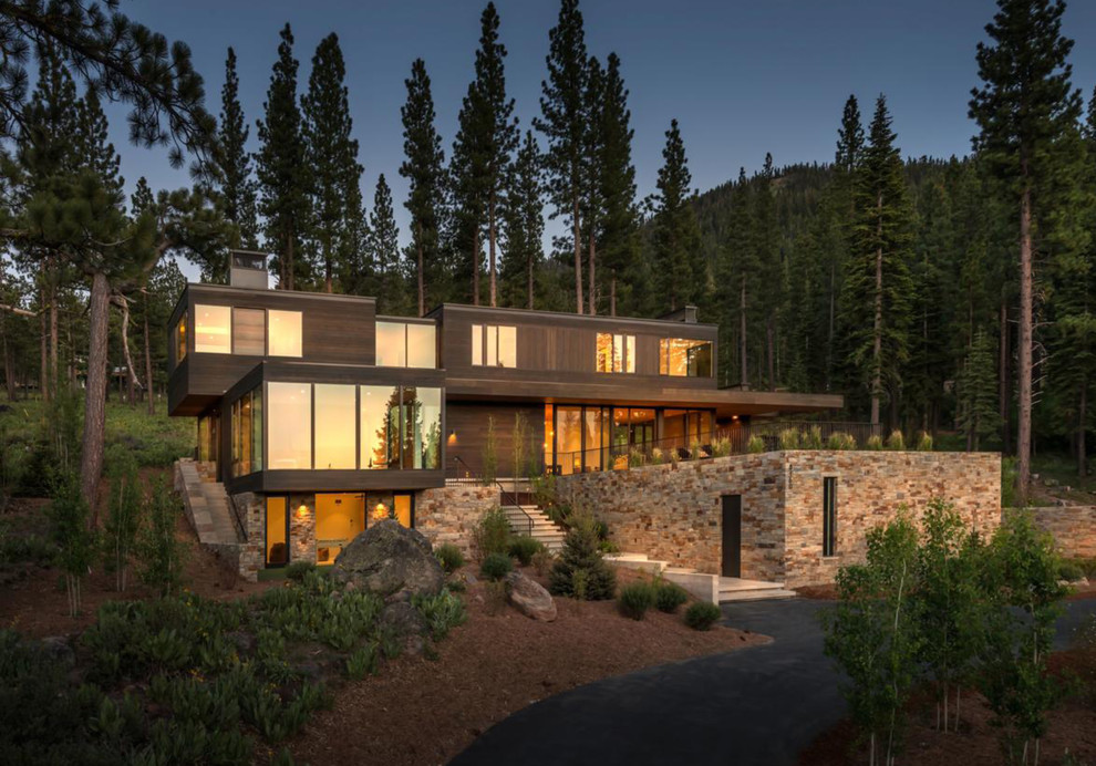 Inspiration pour une façade de maison minimaliste en bois à deux étages et plus avec un toit plat.