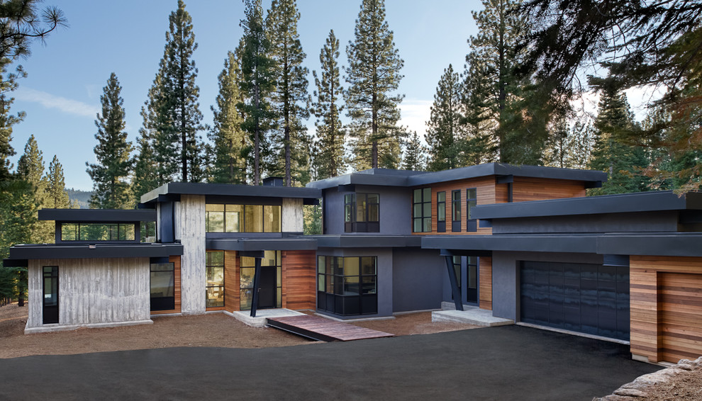 Стильный дизайн: большой, двухэтажный, серый дом в современном стиле с облицовкой из бетона - последний тренд