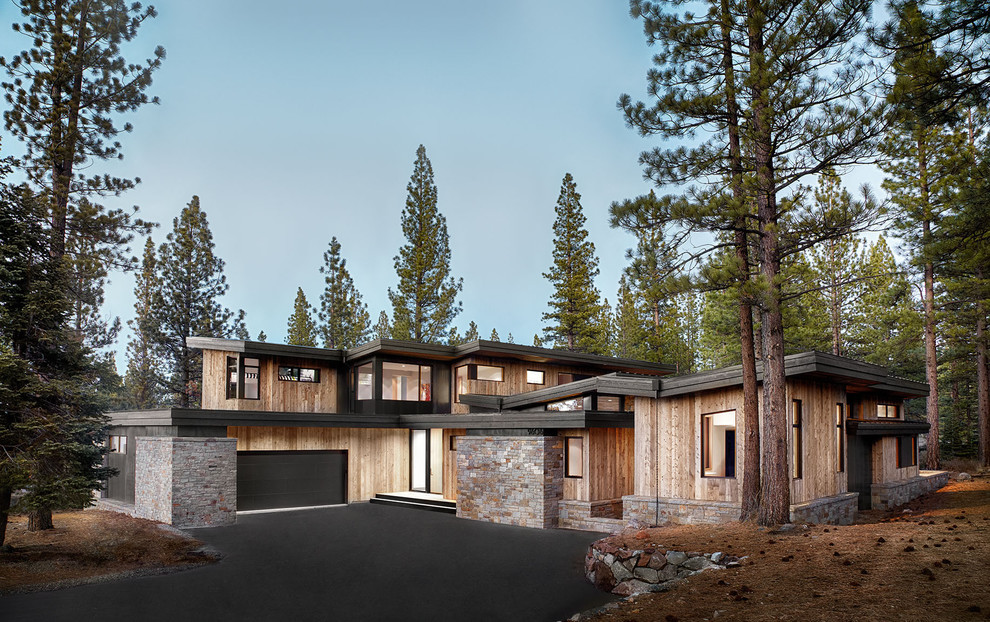 Cette image montre une grande façade de maison minimaliste en bois à un étage.
