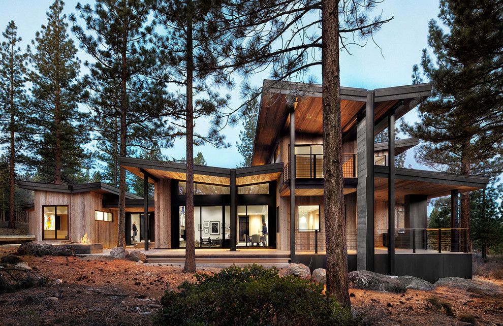 Inspiration pour une façade de maison design en bois à un étage.