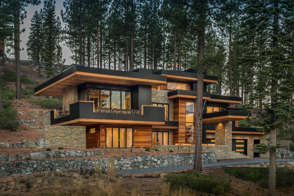 Diseño de fachada de casa marrón minimalista grande de tres plantas con revestimientos combinados y tejado plano