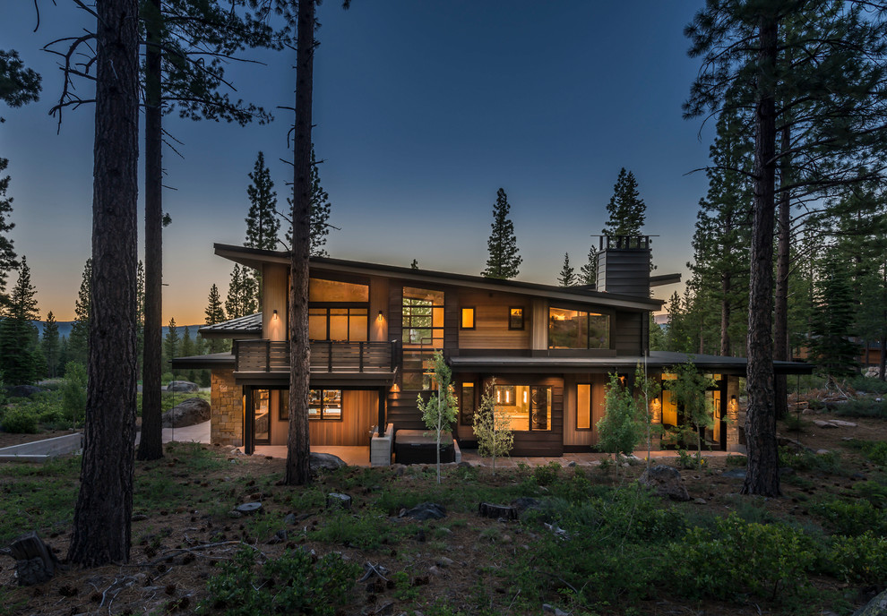 Стильный дизайн: большой, двухэтажный, деревянный, коричневый частный загородный дом в стиле рустика с односкатной крышей - последний тренд