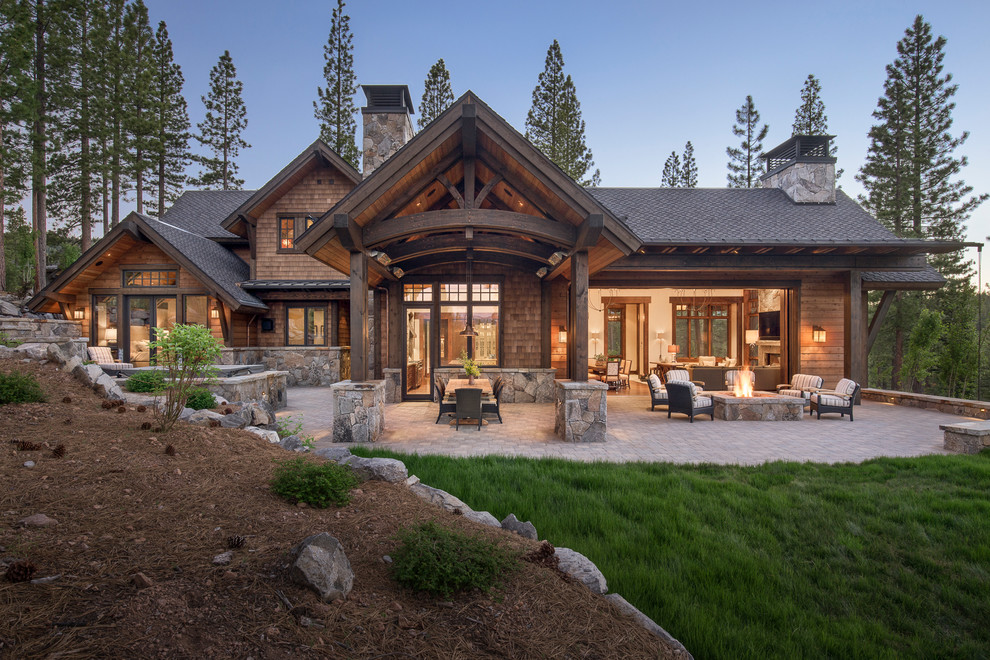 Стильный дизайн: большой, двухэтажный, деревянный, коричневый частный загородный дом в стиле рустика - последний тренд