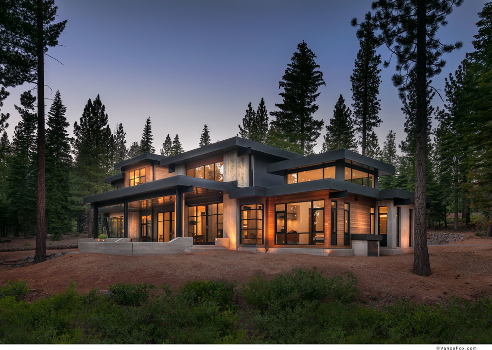 Свежая идея для дизайна: большой, двухэтажный, серый дом в современном стиле с облицовкой из бетона - отличное фото интерьера