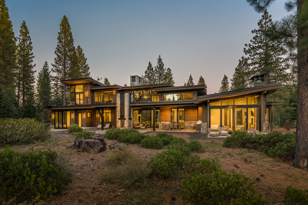Großes, Zweistöckiges Modernes Haus mit brauner Fassadenfarbe, Pultdach und Misch-Dachdeckung in Sacramento