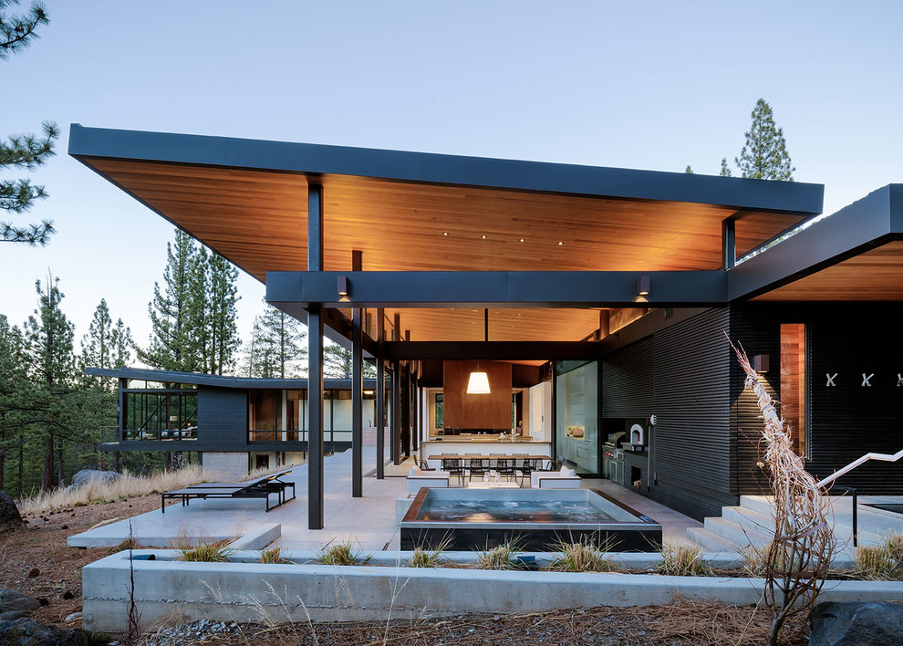 Aménagement d'une façade de maison marron moderne en bois de taille moyenne et de plain-pied avec un toit en appentis et un toit en métal.