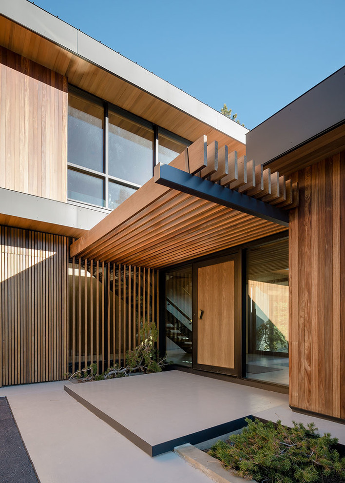 Mittelgroßes, Zweistöckiges Modernes Einfamilienhaus mit Metallfassade, schwarzer Fassadenfarbe, Flachdach und Blechdach in San Francisco