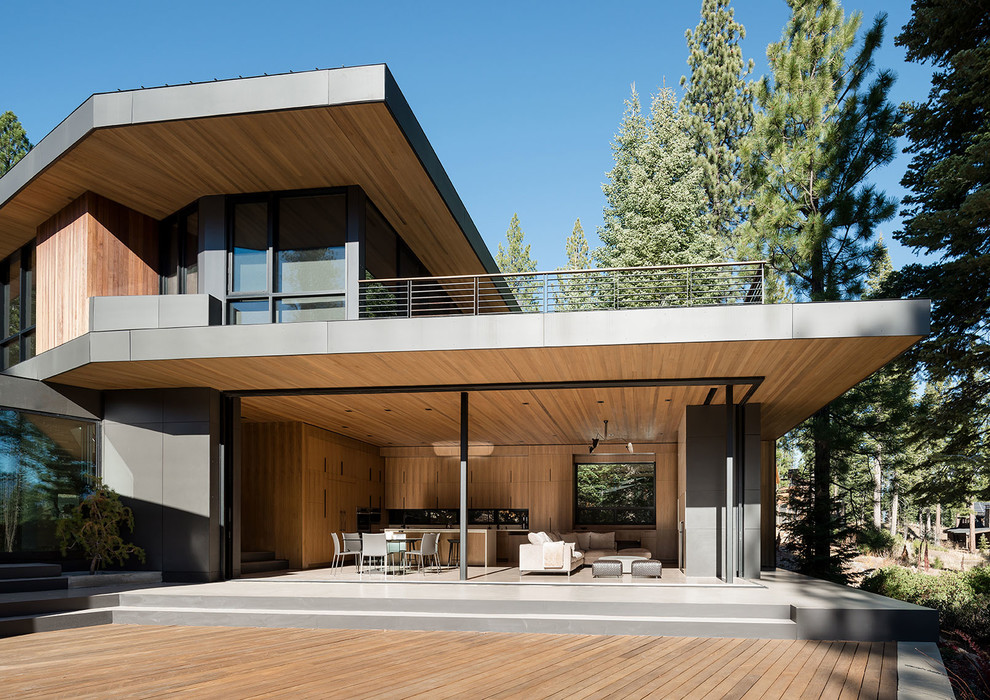 Zweistöckiges Modernes Einfamilienhaus mit Metallfassade, schwarzer Fassadenfarbe, Flachdach und Blechdach in San Francisco