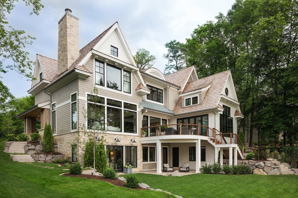 Ispirazione per la villa beige stile marinaro a tre piani con rivestimento in legno, tetto a capanna e copertura a scandole