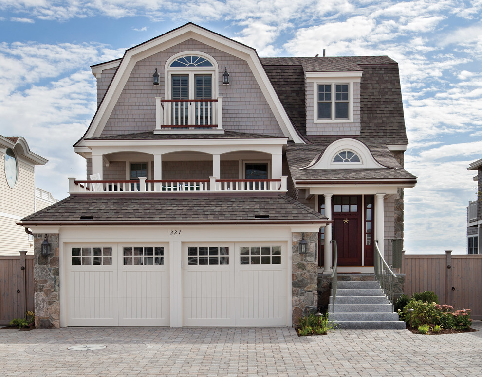 Cette image montre une façade de maison grise marine en bois à deux étages et plus avec un toit de Gambrel.