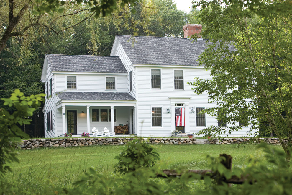 Zweistöckiges Landhaus Haus mit weißer Fassadenfarbe in Burlington