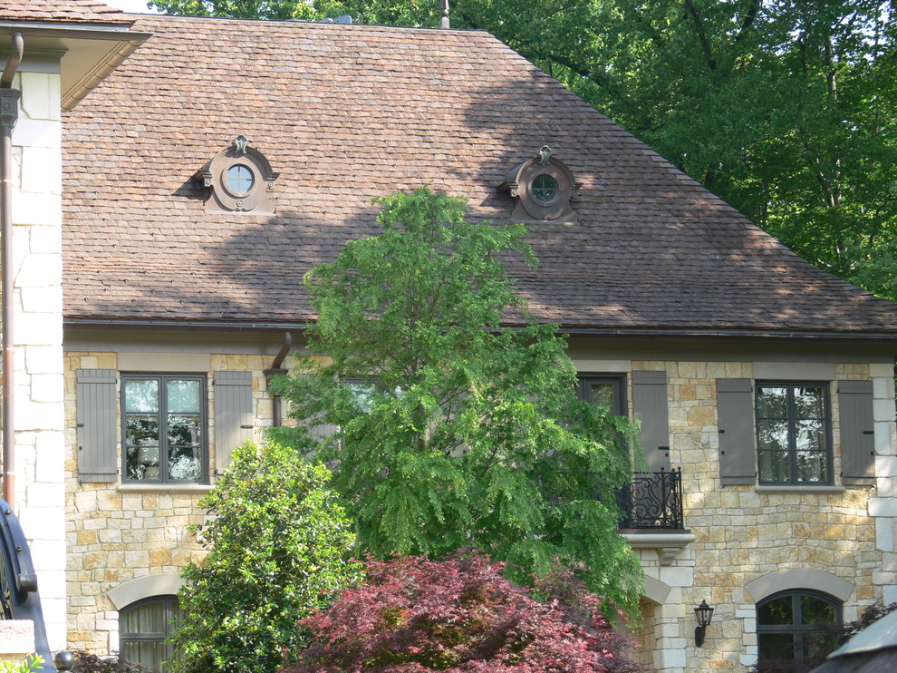 Idee per la villa grande beige vittoriana a tre piani con rivestimento in pietra, tetto a padiglione e copertura in tegole