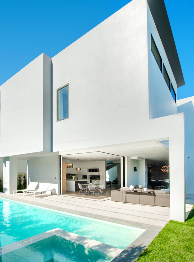 ロサンゼルスにあるコンテンポラリースタイルのおしゃれな白い家の写真