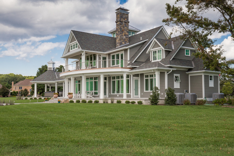 Foto de fachada de casa gris costera extra grande de dos plantas con tejado a dos aguas, revestimiento de madera y tejado de varios materiales
