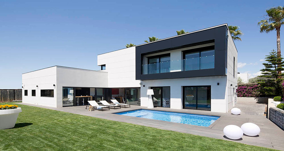 Photo of a large modern two floor house exterior in Barcelona with a flat roof.