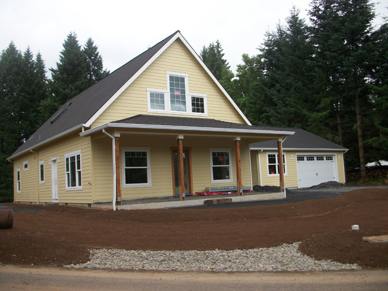 Cette photo montre une façade de maison tendance en panneau de béton fibré de taille moyenne et à un étage.
