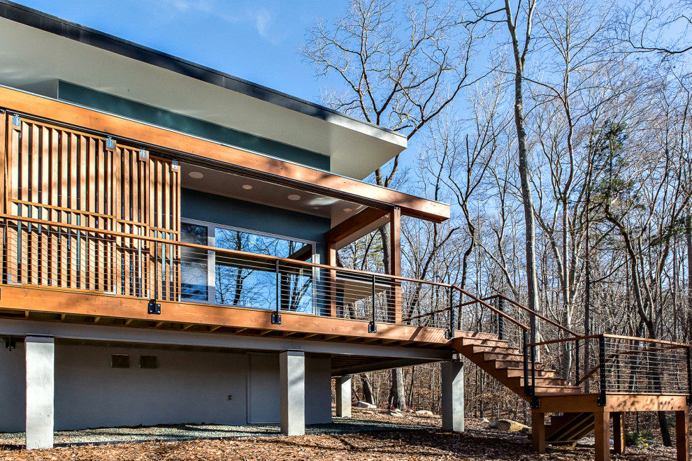 Свежая идея для дизайна: одноэтажный, синий частный загородный дом среднего размера в стиле ретро с облицовкой из ЦСП, плоской крышей и зеленой крышей - отличное фото интерьера