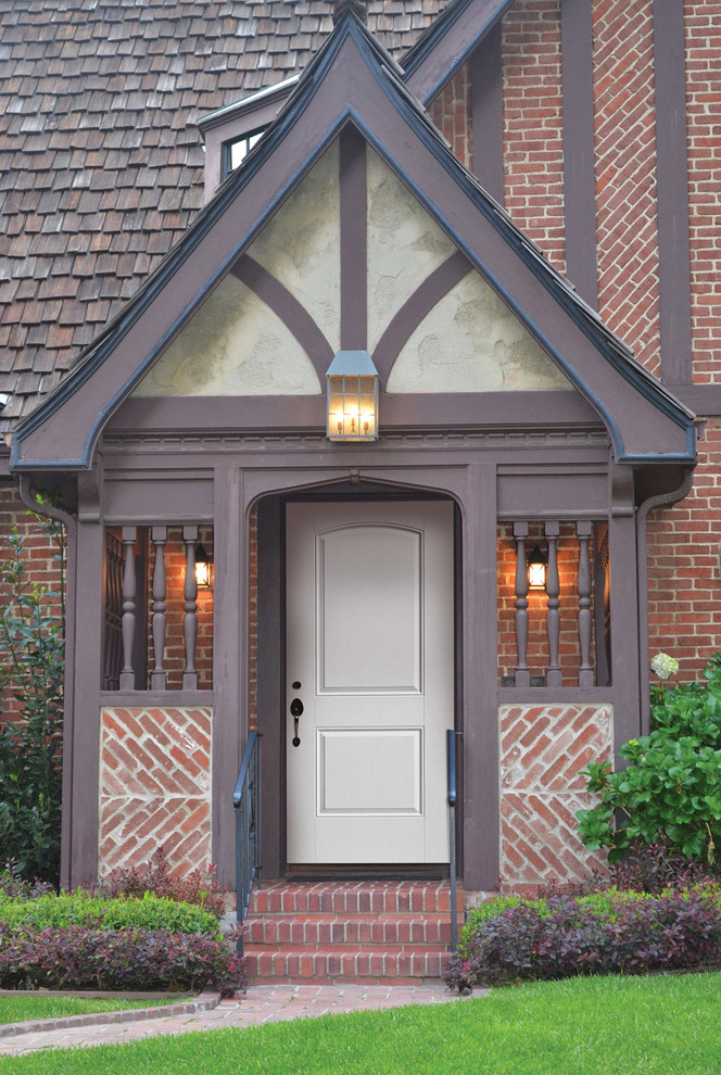 Inspiration pour une grande façade de maison marron chalet en bois de plain-pied avec un toit en shingle.