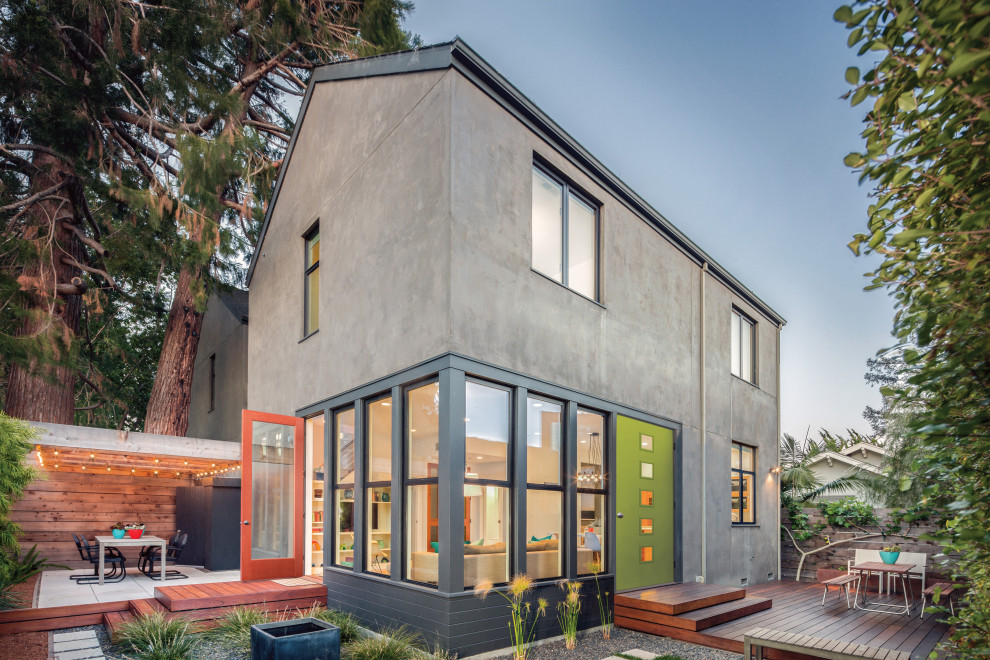 ロサンゼルスにあるエクレクティックスタイルのおしゃれな家の外観 (コンクリートサイディング) の写真