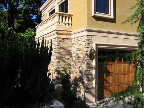 Exemple d'une façade de maison jaune en pierre à un étage.