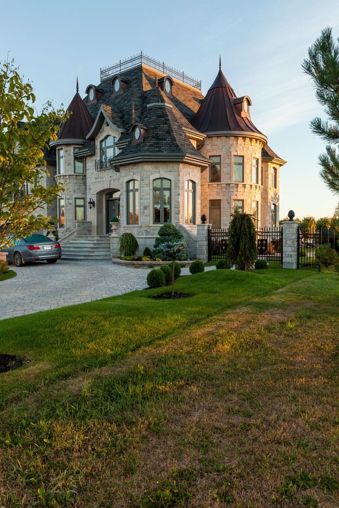 Идея дизайна: огромный, трехэтажный, серый дом в викторианском стиле с облицовкой из камня и полувальмовой крышей