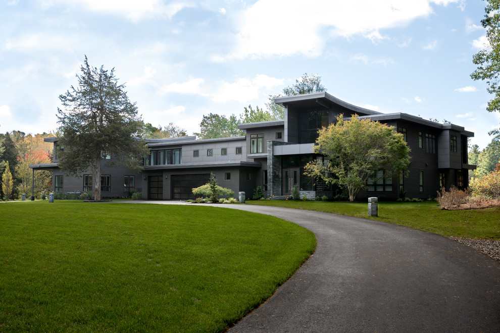 Geräumiges, Zweistöckiges Modernes Einfamilienhaus mit Metallfassade, grauer Fassadenfarbe und Flachdach in Boston