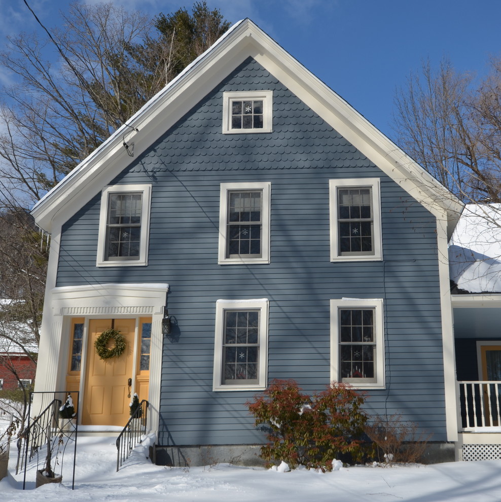 Идея дизайна: двухэтажный, деревянный, синий дом среднего размера в классическом стиле с двускатной крышей